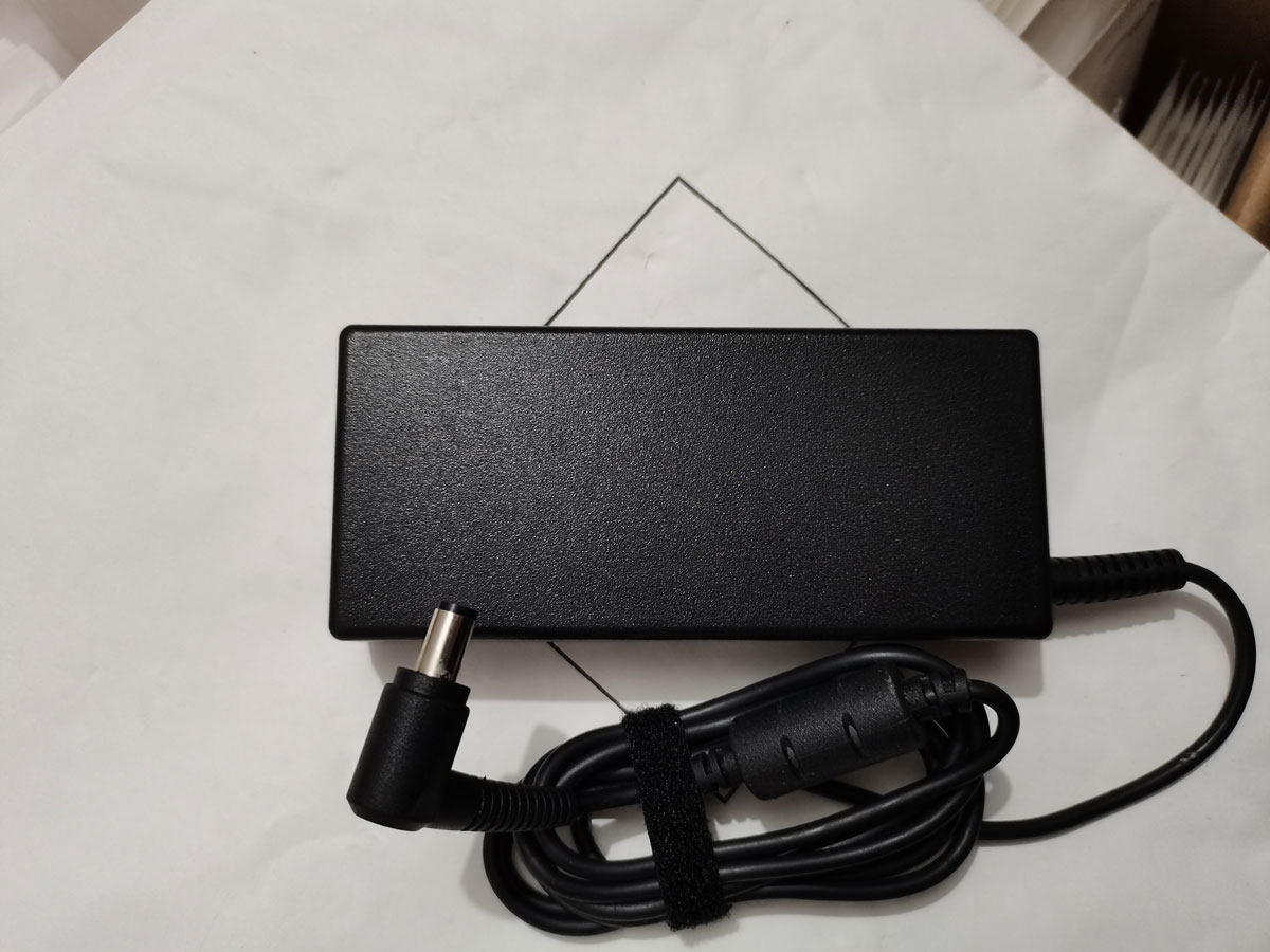 Nuevo OEM Delta 19V 7.1A 135W  - Pc Gaming News reseña y precio
