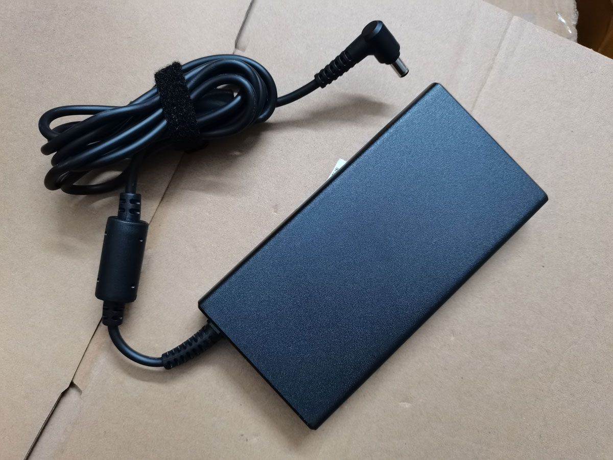 Nuevo adaptador de CA delgado  - Pc Gaming News reseña y precio