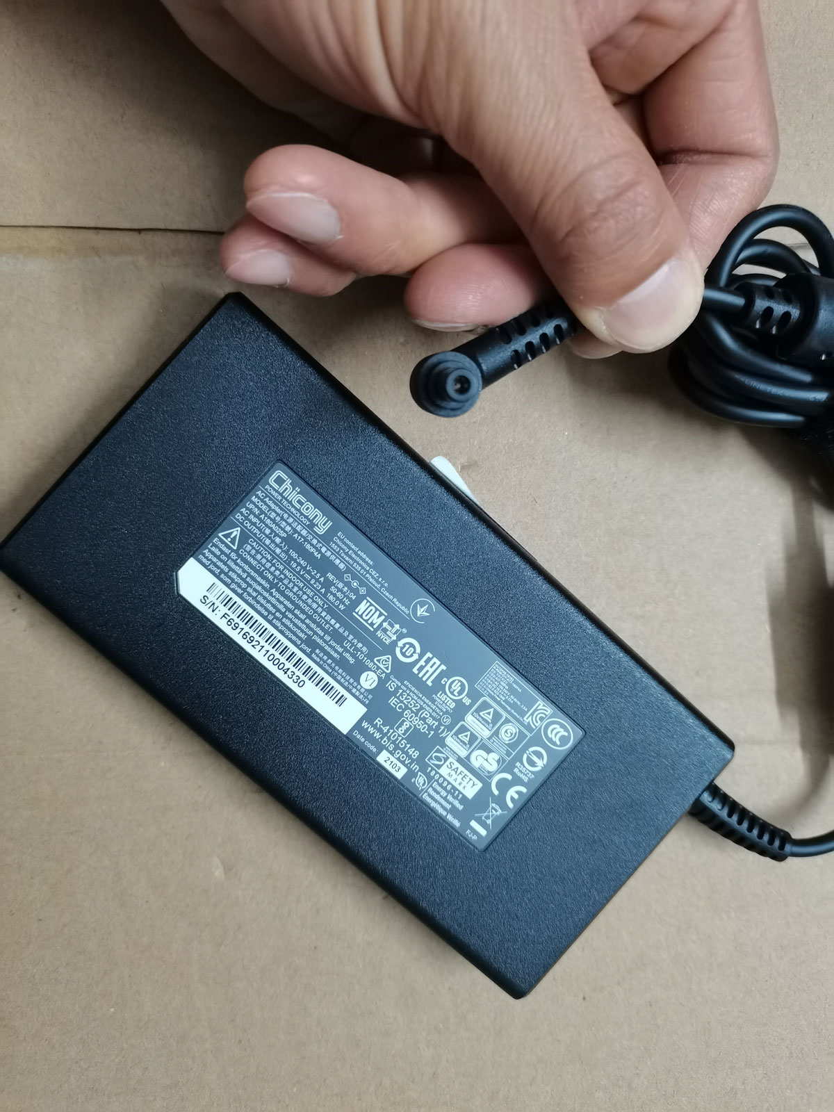 Nuevo adaptador de CA delgado  - Pc Gaming News reseña y precio