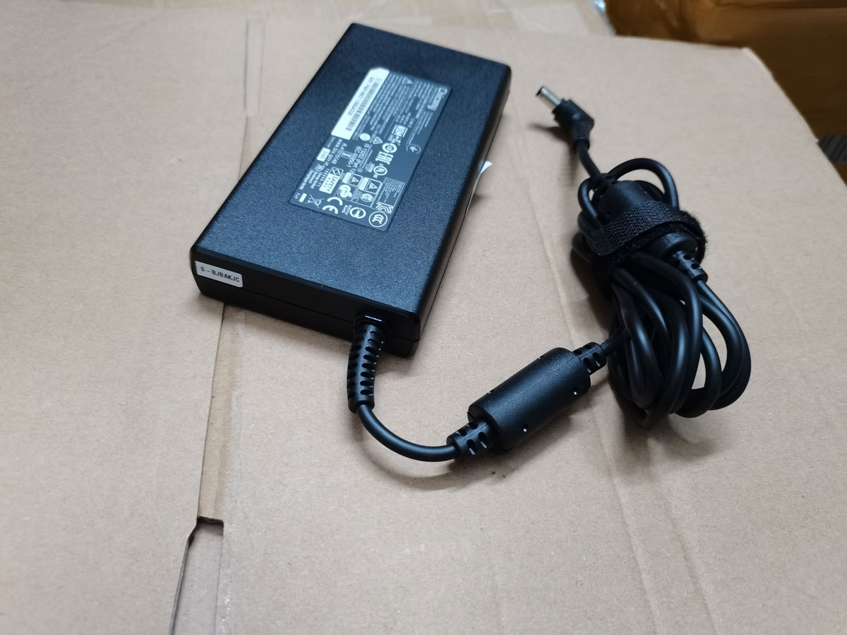 Nuevo adaptador de CA delgado  - Pc Gaming News reseña y precio